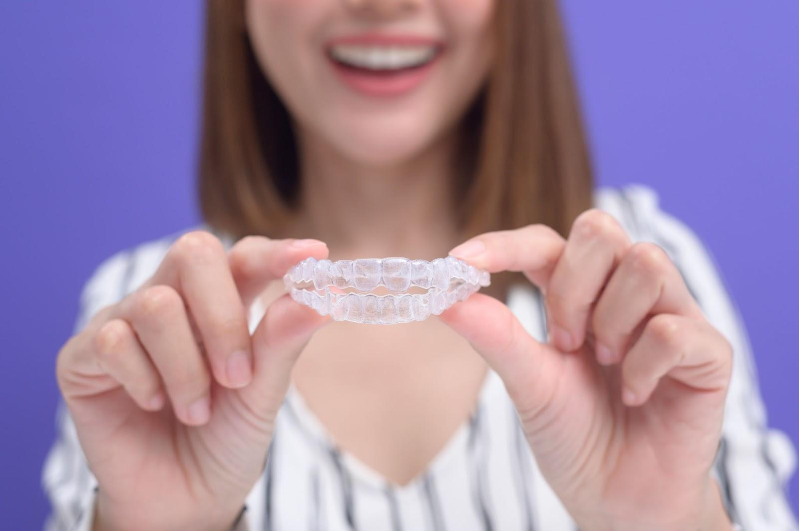 金属アレルギーの方におすすめの歯列矯正は？