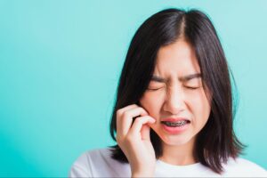 歯科矯正中に虫歯になったらどうなる？対処法や予防法を詳しく紹介